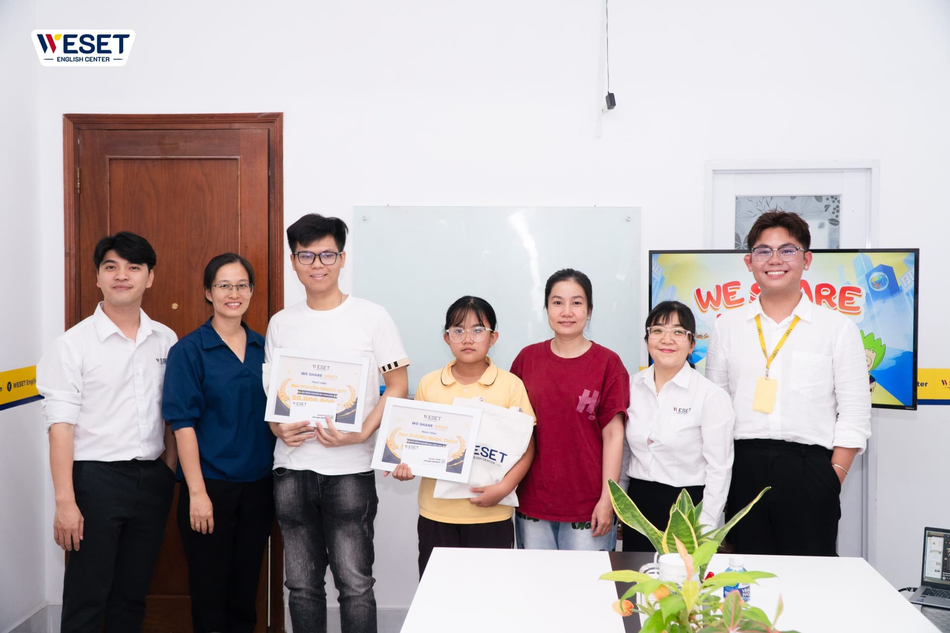 BUỔI TRAO HỌC BỔNG WE SHARE WESET – THÁNG 08