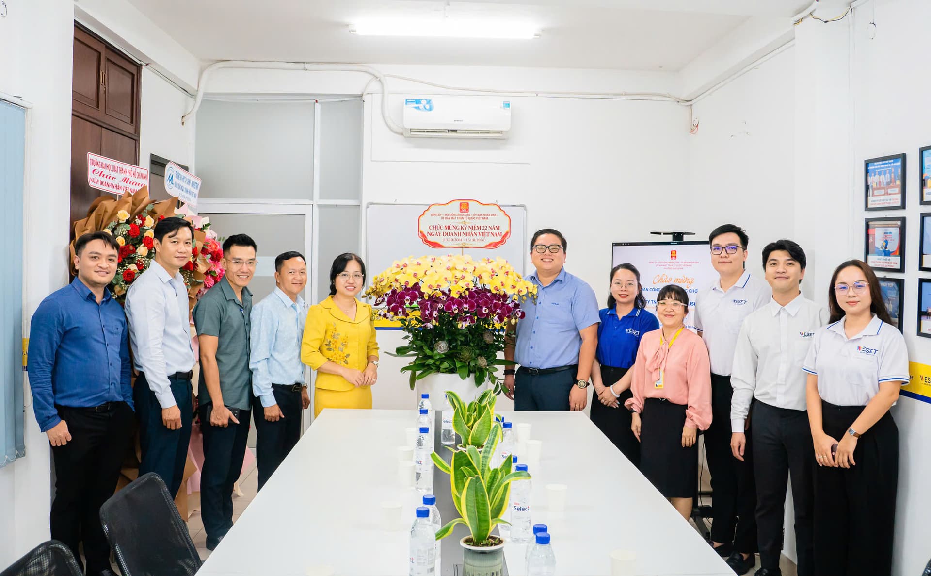 WESET VINH DỰ ĐÓN TIẾP ĐOÀN LÃNH ĐẠO PHƯỜNG CHỢ QUÁN NHÂN NGÀY DOANH NHÂN VIỆT NAM 13/10